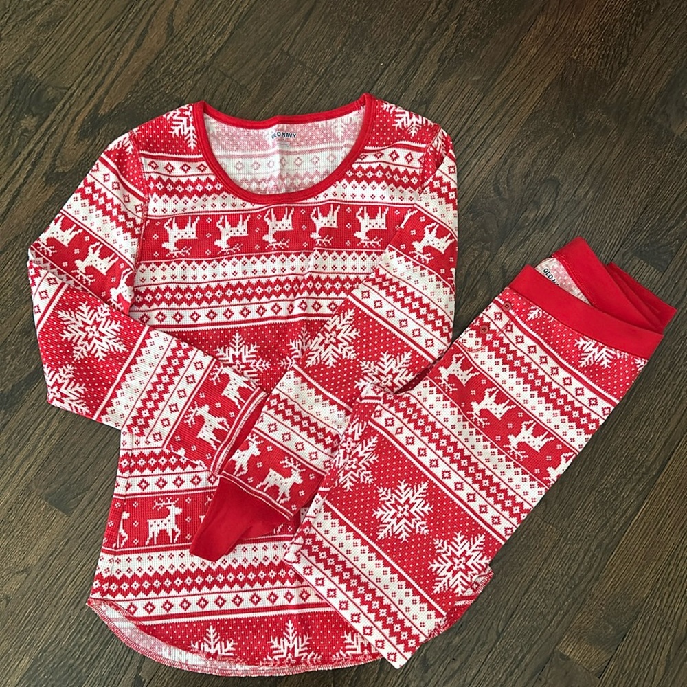 Old Navy women’s pajama set 🎄
Top M  
Pants S 
Perfect condition